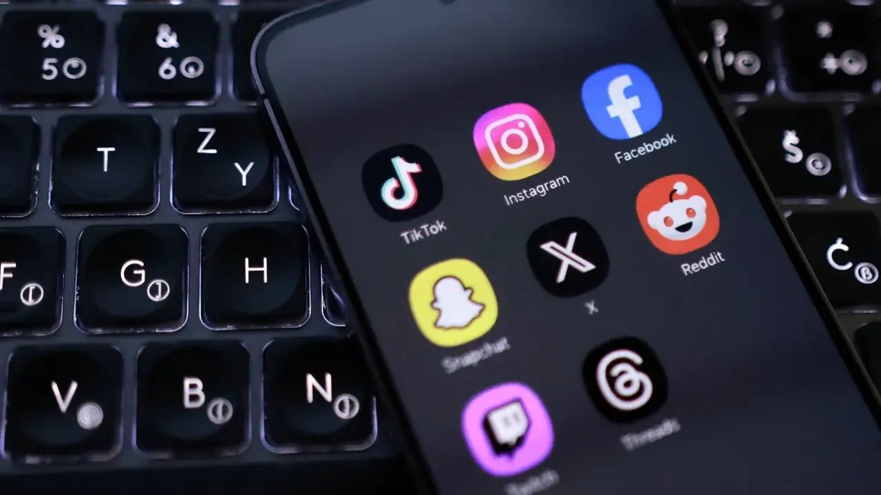 تغيير مفاجئ.. مئات الشباب يتجهون للأجهزة البسيطة لاستعادة التركيز بعيداً عن الهواتف الذكية